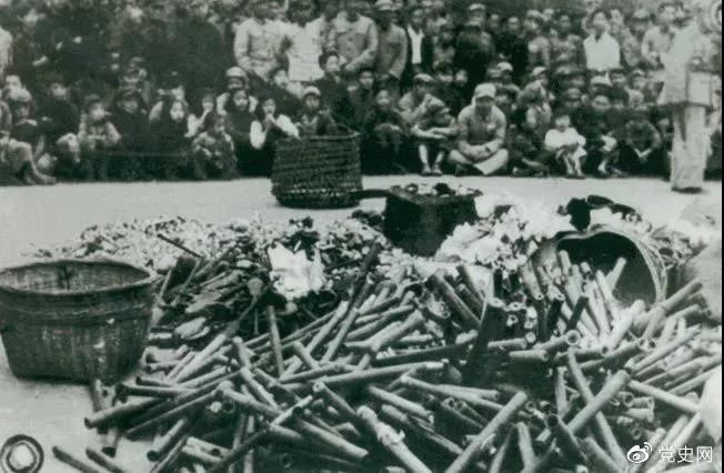 1950年2月24日，政務(wù)院發(fā)出《關(guān)于嚴(yán)禁鴉片煙毒的通令》。圖為政府收繳的煙具和賭具。
