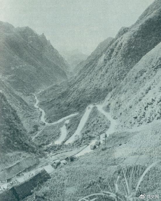 　　1935年2月18日至21日，紅軍奪取桐梓、占領(lǐng)婁山關(guān)、再克遵義城，取得了殲滅和擊潰國民黨軍2個(gè)師又8個(gè)團(tuán)的大勝利。圖為黔北要隘婁山關(guān)。