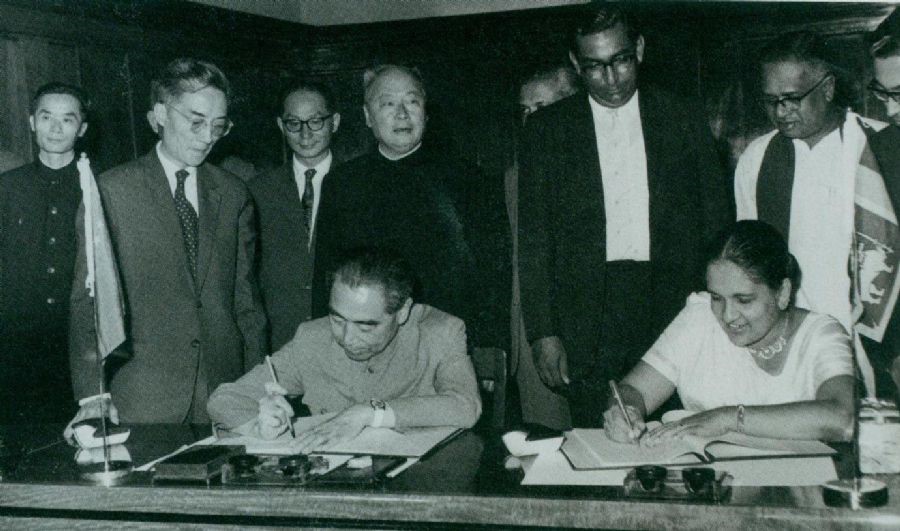 　　1964年2月26日至29日，周恩來訪問錫蘭（今斯里蘭卡）時，和總理西麗馬沃·班達拉奈克夫人簽署中錫聯(lián)合公報。