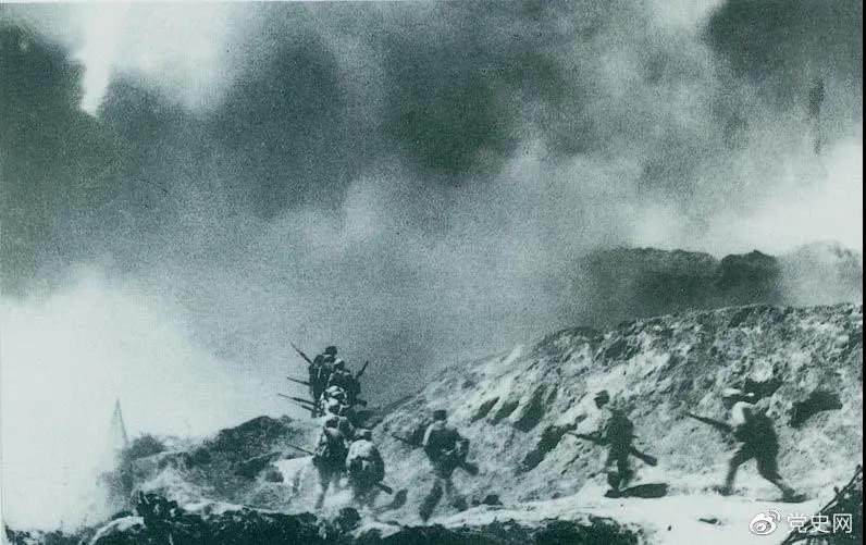 　　1948年2月28日至3月3日，西北野戰(zhàn)軍發(fā)起宜川戰(zhàn)役，殲滅國(guó)民黨軍2.9萬(wàn)余人，取得了轉(zhuǎn)入外線作戰(zhàn)后的第一個(gè)大勝利。圖為部隊(duì)攻占瓦子街。 
