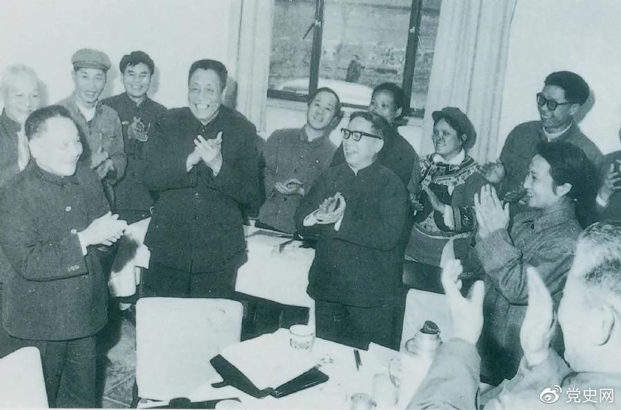 1978年3月2日，鄧小平到五屆全國人大一次會議云南和四川省代表團看望代表們。