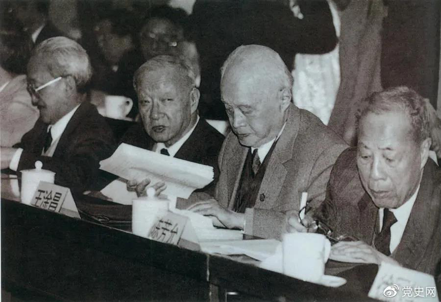 1986年3月，由4位老科學(xué)家倡議，經(jīng)鄧小平批示，中國制定實(shí)施了高技術(shù)研究發(fā)展計(jì)劃。圖為“863”計(jì)劃的4位倡導(dǎo)人王大珩（左2）、王淦昌（左3）、楊嘉墀（左1）、陳芳允（左4）。