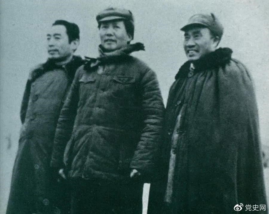 1946年3月4日，毛澤東和朱德、周恩來在延安機場。
