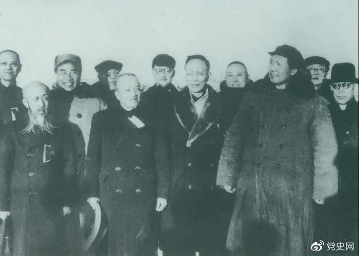 1949年3月，各界人士代表在北京西苑機(jī)場同毛澤東、朱德等留影。