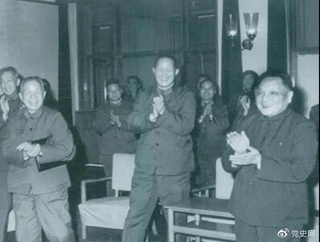 1978年3月，鄧小平和參加五屆人大一次會議的解放軍代表在一起。