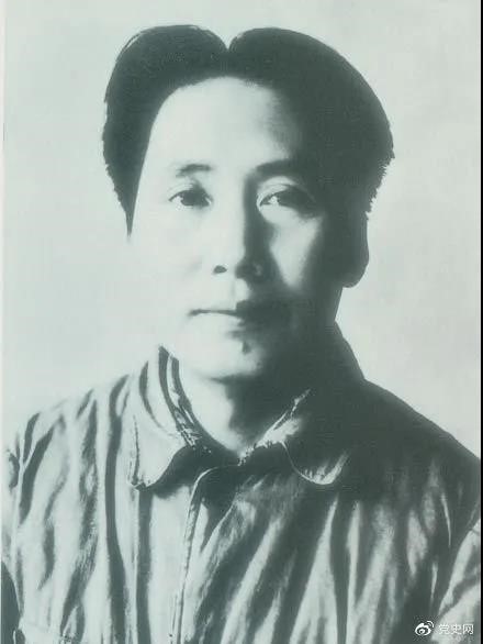 1940年3月11日  毛澤東在黨的高級(jí)干部會(huì)議上作題為《目前抗日統(tǒng)一戰(zhàn)線中的策略問(wèn)題》的報(bào)告。