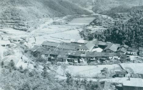 1929年3月14日，毛澤東同朱德指揮紅四軍進(jìn)攻長嶺寨，殲敵兩千余人，擊斃敵旅長郭鳳鳴，乘勝占領(lǐng)長汀城。圖為長嶺寨。