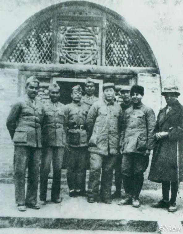 1939年3月15日，毛澤東在延安會見印度援華醫(yī)療隊全體人員。