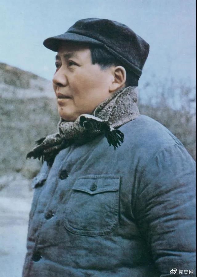 　　1947年3月18日，中共中央機關主動撤離延安。毛澤東和周恩來、任弼時等繼續(xù)留在陜北，指揮全國人民解放戰(zhàn)爭。這是轉戰(zhàn)陜北前夕的毛澤東。