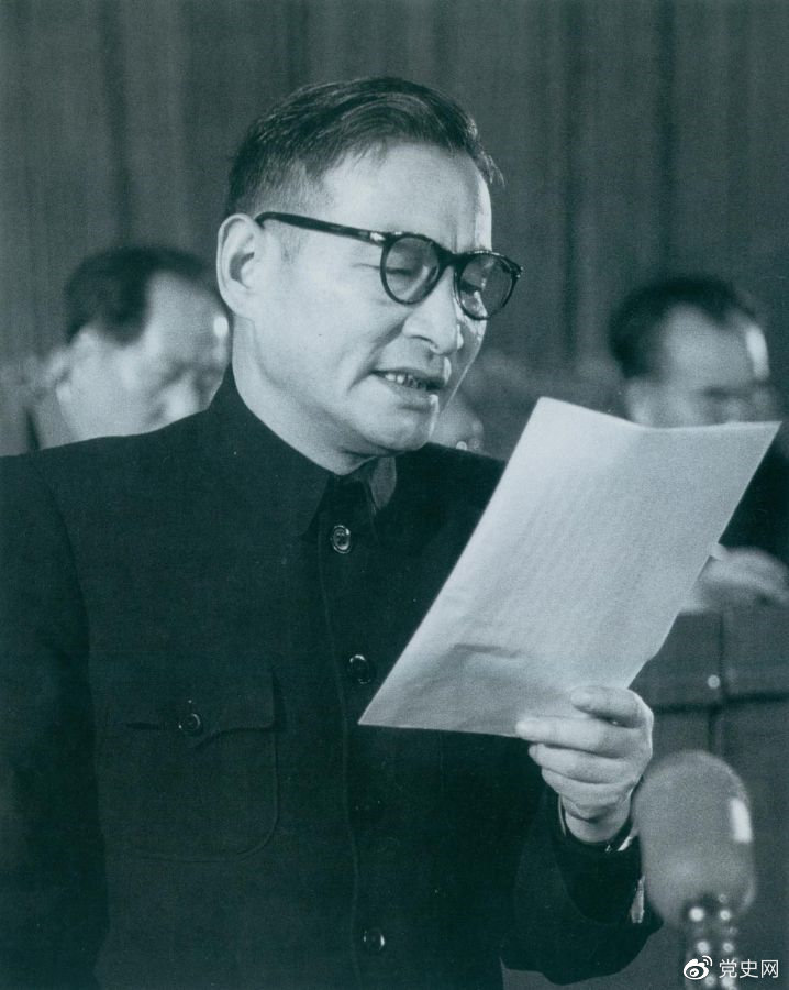 1955年3月21日，陳云在中國(guó)共產(chǎn)黨全國(guó)代表會(huì)議上作關(guān)于發(fā)展國(guó)民經(jīng)濟(jì)的第一個(gè)五年計(jì)劃的報(bào)告。