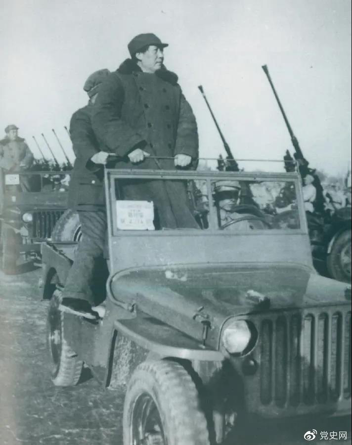 1949年3月25日，毛澤東在北平西苑機場檢閱部隊。