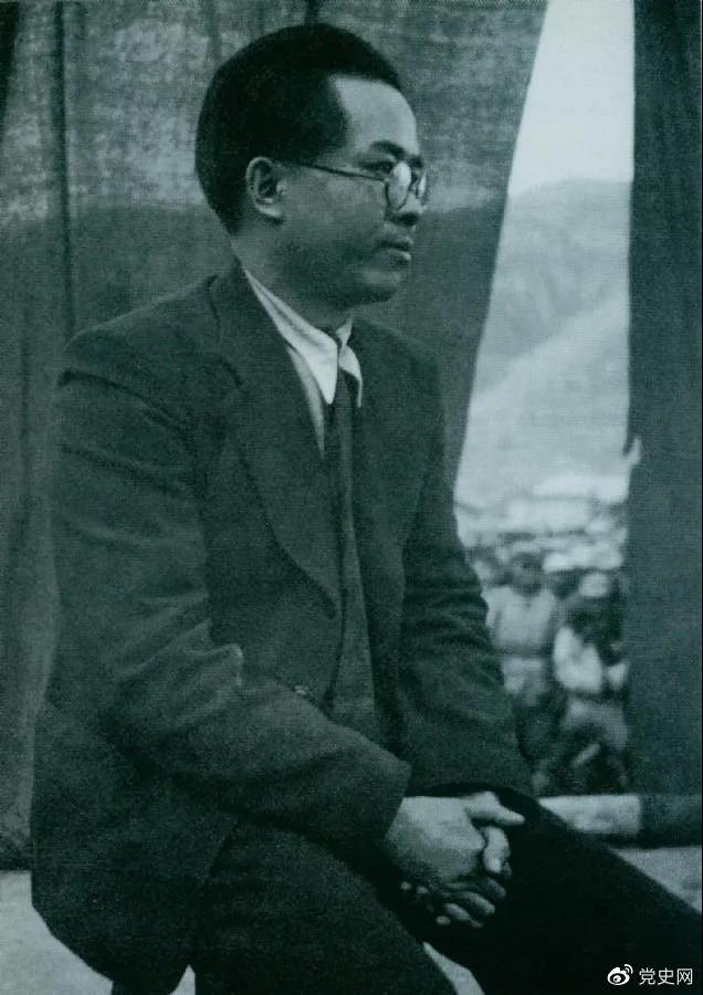 1940年3月26日，任弼時結(jié)束中共駐共產(chǎn)國際代表的工作回到延安。圖為他在歡迎大會上