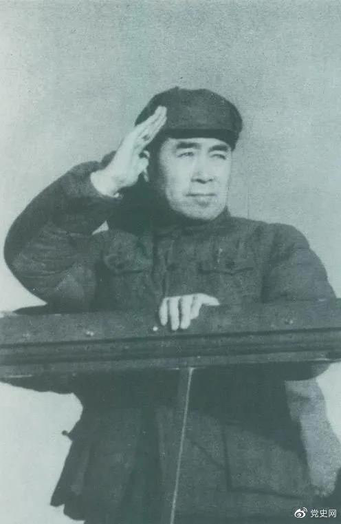 1949年3月，中共中央進(jìn)入北平。圖為周恩來在北平機(jī)場檢閱部隊(duì)。