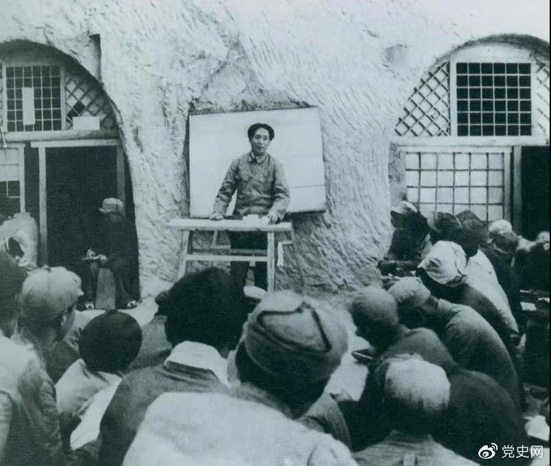 1938年4月，毛澤東在魯迅藝術(shù)學(xué)院講演。