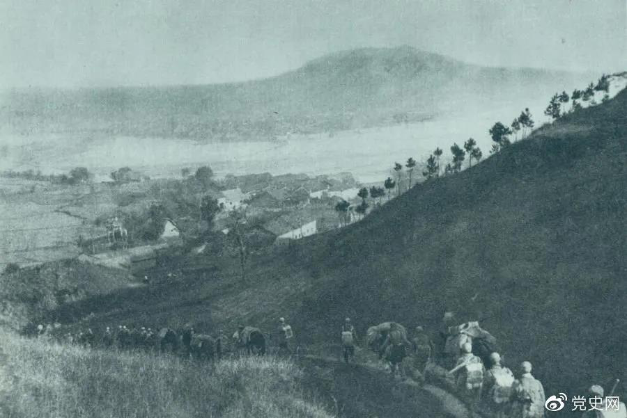 1945年4月6日，太行部隊等向白晉、同蒲沿線上的日軍展開攻擊。這是八路軍向祁縣開進。