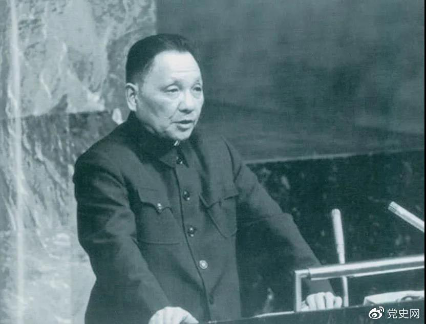 1974年4月10日，鄧小平在聯(lián)合國(guó)大會(huì)第六屆特別會(huì)議上發(fā)言。