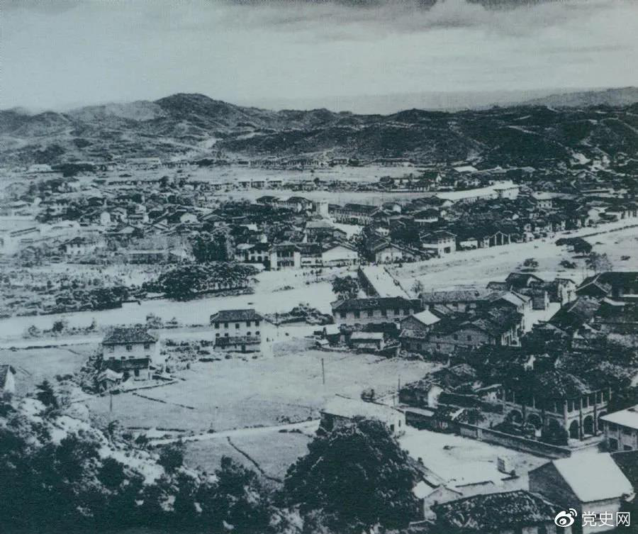 1928年4月，朱德率領(lǐng)南昌起義余部到達井岡山，與毛澤東領(lǐng)導的部隊勝利會師。圖為會師地點礱市全景。