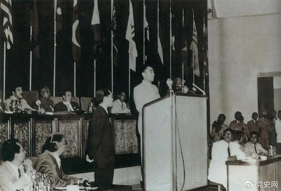 1955年4月18日，亞非會(huì)議在萬(wàn)隆開(kāi)幕。圖為19日周恩來(lái)在會(huì)議上發(fā)言。