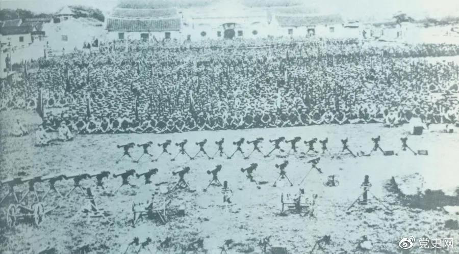 1932年4月20日，由紅一軍團(tuán)和紅五軍團(tuán)組成的東路軍攻占漳州，圖為攻占漳州后的部隊(duì)情形。