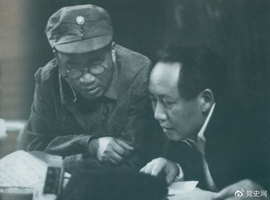 1945年4月，毛澤東和朱德在中國共產(chǎn)黨第七次全國代表大會(huì)上。