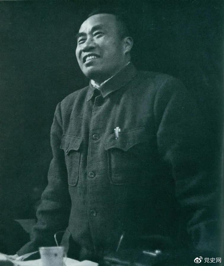 1945年4月25日，朱德在中國(guó)共產(chǎn)黨第七次全國(guó)代表大會(huì)上作題為《論解放區(qū)戰(zhàn)場(chǎng)》的軍事報(bào)告。