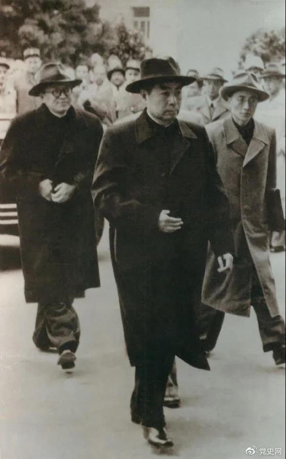 1954年4月26日，日內(nèi)瓦會(huì)議開幕。圖為周恩來率中國(guó)代表團(tuán)進(jìn)入會(huì)場(chǎng)。
