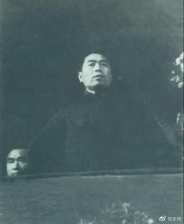 圖為周恩來在中國共產黨第七次全國代表大會上發(fā)言。