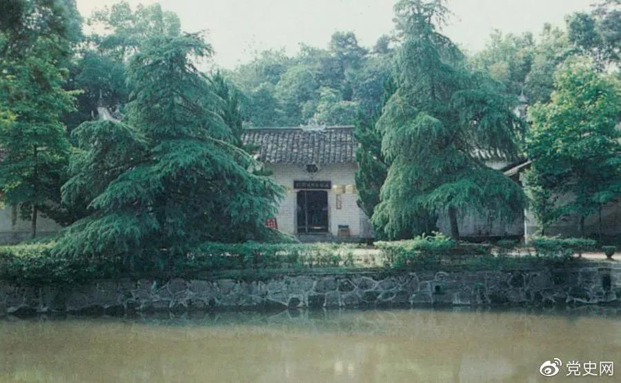 圖為任弼時故居。1904年4月30日，任弼時出生在湖南省湘陰縣熟塘鄉(xiāng)唐家橋（今屬汨羅市）。