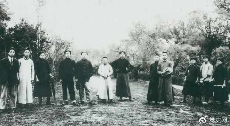 1920年5月8日，新民學會部分會員在上海半淞園合影。左七為毛澤東。