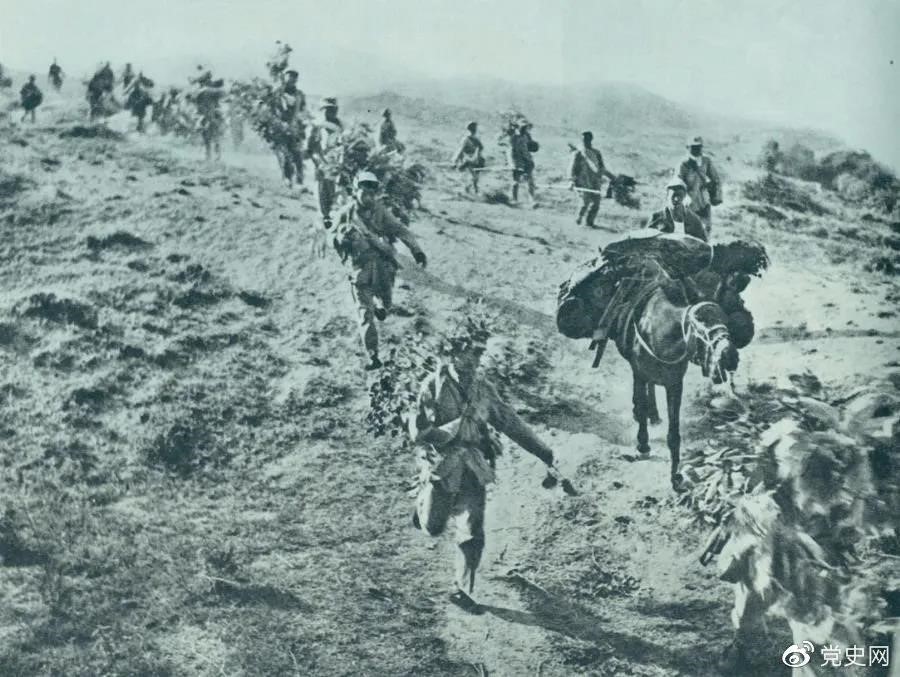 圖為1947年5月在孟良崮戰(zhàn)役中，華東野戰(zhàn)軍向孟良崮挺進(jìn)。