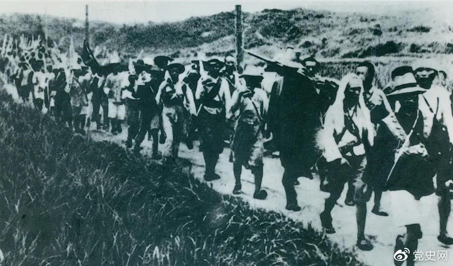 　　1931年5月16日至31日，紅一方面軍在毛澤東、朱德指揮下，連續(xù)打了5個(gè)勝仗，殲敵3萬余人，繳槍2萬余支，打退了國民黨軍隊(duì)的第二次“圍剿”。圖為行軍中的紅軍。