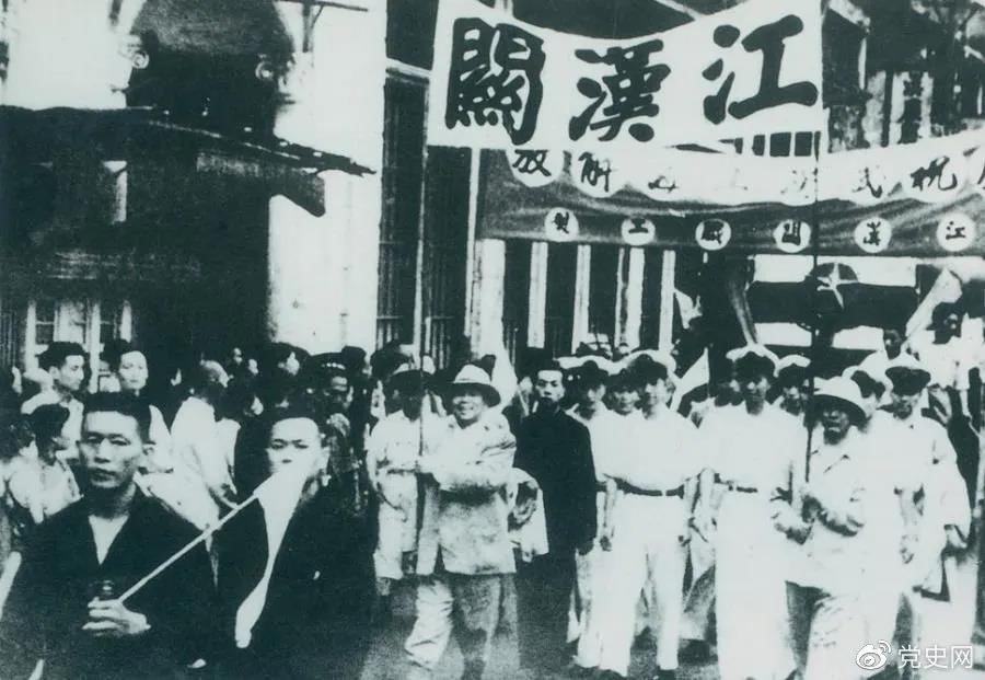 1949年5月17日，第四野戰(zhàn)軍解放武漢。圖為武漢人民歡慶解放。