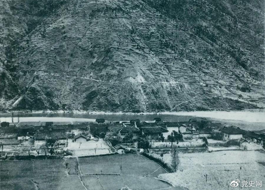 　　1935年5月25日，紅一方面軍到達(dá)大渡河南岸的安順場(chǎng)。紅軍17名勇士靠一葉孤舟強(qiáng)渡大渡河，為沿大渡河左岸北上的部隊(duì)打開(kāi)了一條通道。圖為安順場(chǎng)一角。