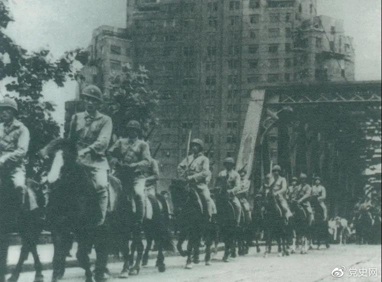 　　1949年5月，人民解放軍殲滅退守上海的敵軍15萬人，解放了這個中國最大的城市。圖為解放軍進駐上海。