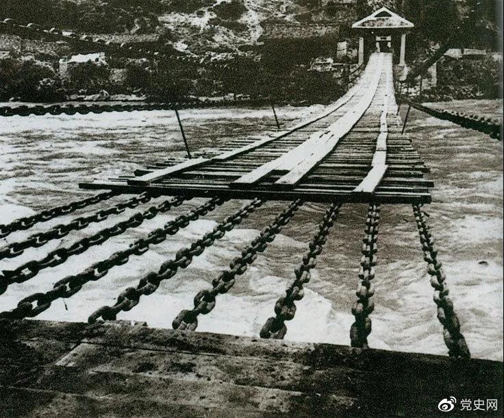 　　1935年5月29日，中央紅軍左縱隊(duì)先頭部隊(duì)在瀘定橋西頭發(fā)起奪橋戰(zhàn)斗，勝利搶占大橋。圖為瀘定橋。