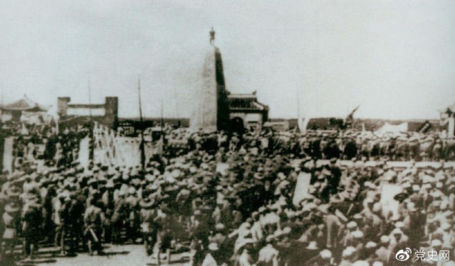 　　1931年6月，紅七軍到達中央革命根據(jù)地江西興國縣，編入彭德懷率領(lǐng)的紅三軍團。圖為當時會師的情形。