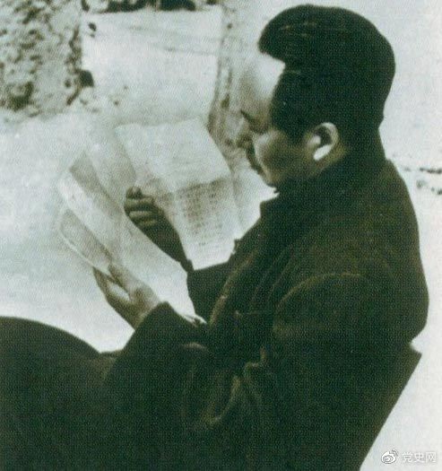 　　1946年6月，國(guó)民黨撕毀停戰(zhàn)協(xié)定和政協(xié)決議，挑起全面內(nèi)戰(zhàn)。這是毛澤東在延安審閱有關(guān)自衛(wèi)反擊的電報(bào)。
