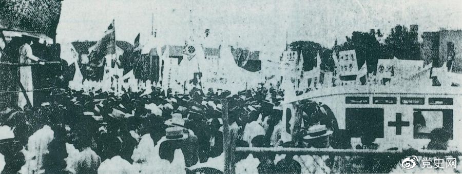 　　1925年6月7日，中國(guó)共產(chǎn)黨通過上?？偣?huì)聯(lián)合上海學(xué)生聯(lián)合會(huì)、上海各馬路商界聯(lián)合會(huì)等，成立了上海反帝運(yùn)動(dòng)的領(lǐng)導(dǎo)機(jī)關(guān)——工商學(xué)聯(lián)合會(huì)。11日，在該會(huì)的主持下，上海20萬(wàn)群眾集會(huì)，通過了逞兇、賠償、取消領(lǐng)事裁判權(quán)等17項(xiàng)對(duì)外交涉條件。圖為大會(huì)盛況。