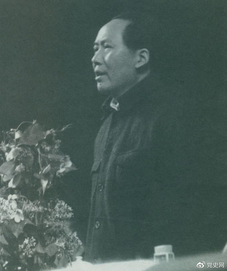 1945年6月11日，毛澤東在中國共產(chǎn)黨第七次全國代表大會上致閉幕詞。