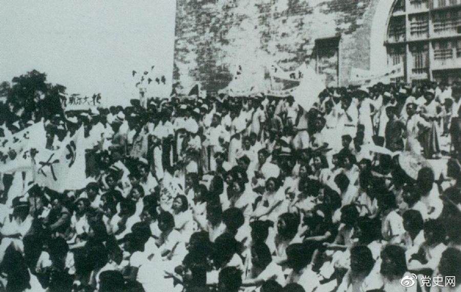1936年6月13日，北平學生與市民在鼓樓前舉行聲勢浩大的抗日集會。
