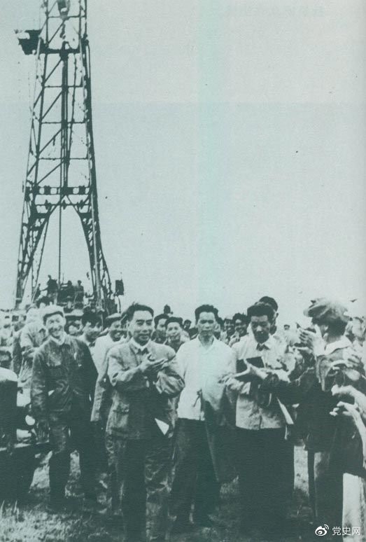 1962年6月，周恩來到大慶視察，這是在1202鉆井隊現場參觀。 