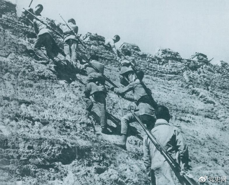 1945年6月25日，八路軍冀中部隊攻克河北獻(xiàn)縣。圖為部隊奮勇攀登城墻。