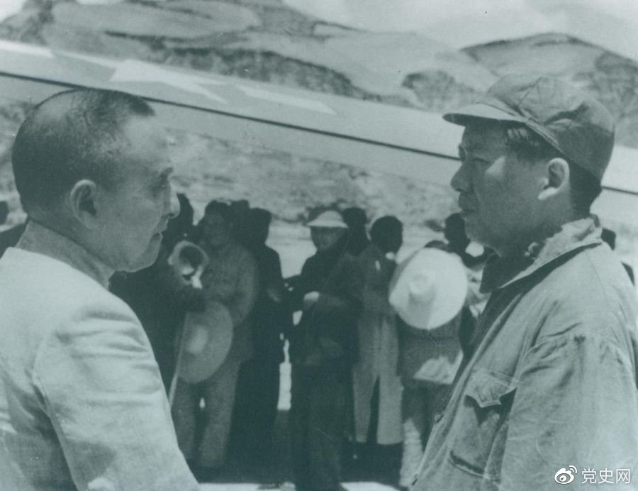 1945年7月1日，毛澤東歡迎黃炎培等民主人士來延安參觀。