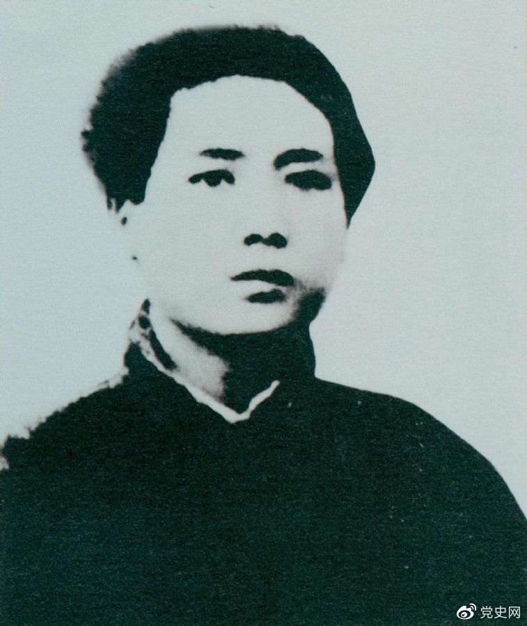 1921年7月，毛澤東赴上海參加中國(guó)共產(chǎn)黨第一次代表大會(huì)，成為黨的創(chuàng)始人之一。