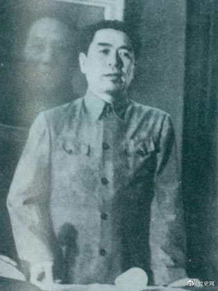 1949年7月6日，周恩來出席中華全國文學(xué)藝術(shù)工作者代表大會。圖為周恩來在會上作政治報告。