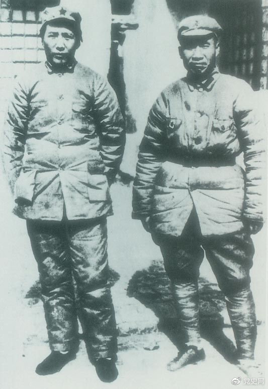 　　1937年7月7日，盧溝橋事變爆發(fā)。8日，中共中央通電全國(guó)，號(hào)召結(jié)成民族統(tǒng)一戰(zhàn)線抵抗日本侵略者。圖為1936年冬毛澤東和朱德在陜北。