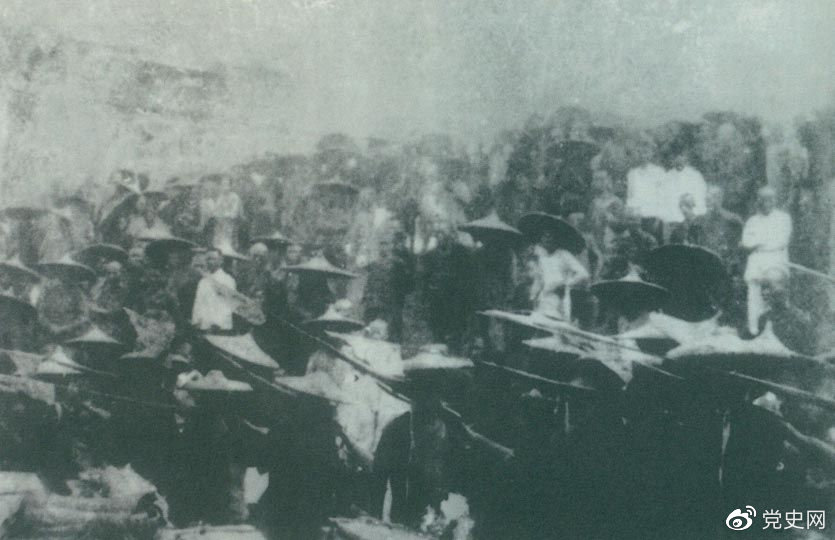 　　1926年7月9日，國民革命軍開始北伐。兩天后，北伐軍的先頭部隊葉挺獨立團(tuán)攻占了長沙。然后向武漢進(jìn)攻。一路上，迅猛發(fā)展的農(nóng)民運動有力地配合了北伐戰(zhàn)爭。在湖南、江西、湖北，農(nóng)民運動越來越引人注目。這是支援北伐戰(zhàn)爭的農(nóng)民自衛(wèi)軍。
