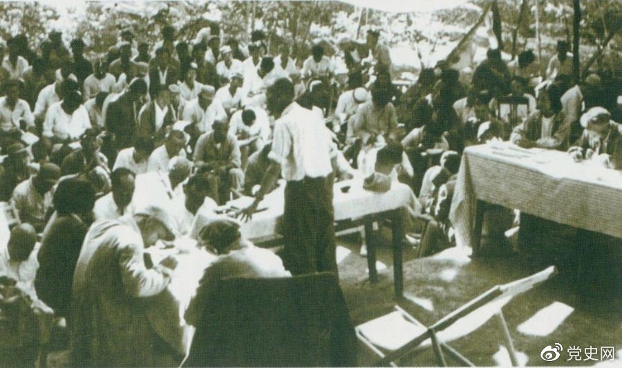 1947年7月17日至9月13日，全國土地會議在河北西柏坡召開。劉少奇主持會議并在會上作報告。