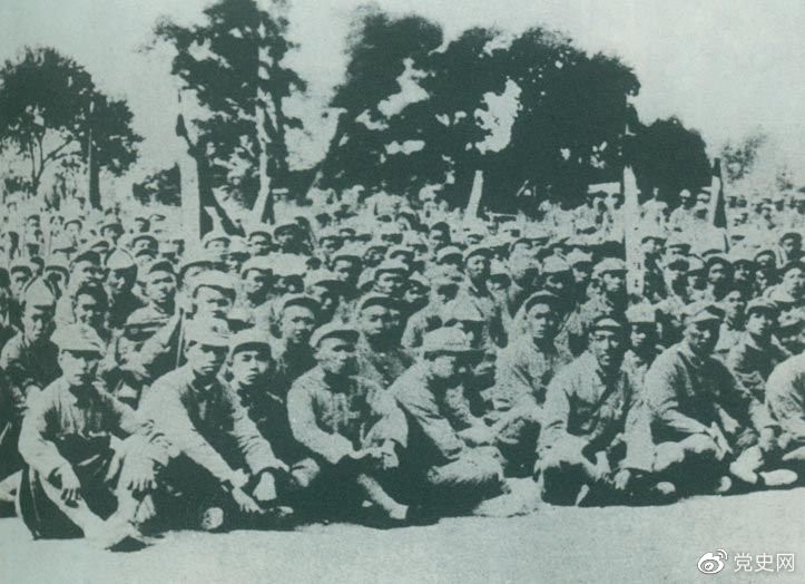 盧溝橋事變后的第11天，1937年7月18日，延安召開(kāi)群眾大會(huì)，毛澤東發(fā)表演說(shuō)。據(jù)當(dāng)時(shí)報(bào)載：“演詞激昂，聽(tīng)眾均摩拳擦掌，熱血沸騰，愿赴抗日戰(zhàn)場(chǎng)，與日寇決一死戰(zhàn)。”