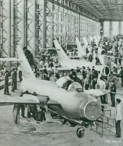 1956年7月19日，國產第一架噴氣式戰(zhàn)斗機在沈陽首次試飛成功，標志著中國具備了獨立研制空軍武器裝備的能力。圖為國產第一批噴氣式飛機即將出廠。